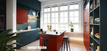 Farbenfrohe Küche in stylischer Altbauwohnung