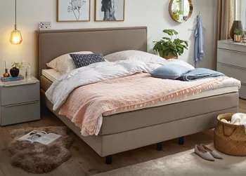 Ob rustikal oder modern – solange Sie Ihr Schlafzimmer ganz nach Ihren Träumen einrichten, ein komfortables Bett und angenehme Farbgebung mitbedenken, steht einem erholsamen Schlaf nichts mehr im Wege.