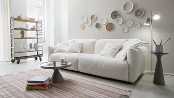 Wohnzimmer in weiß mit Couch