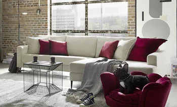 Cremeweißes Sofa in modernem Wohnzimmer