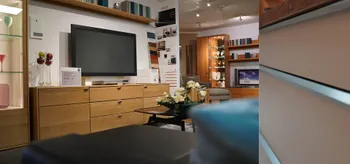 Wohnzimmeransicht mit Fernsehregal