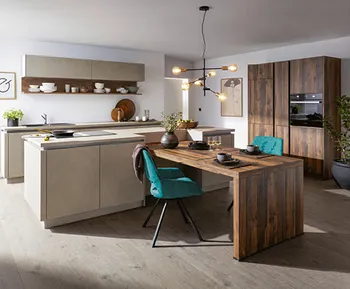 Moderne Inselküche mit stylischen Holzelementen und integriertem Tisch