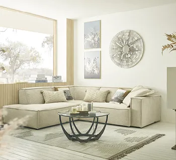 Edle cremefarbene Couch in Wohnzimmer