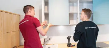 Montage einer Schranktür, Ausbildung Fachkraft für Möbel-, Küchen- und Umzugsservice