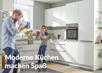 Die Küche besteht aus Küchenschränken, Elektrogeräten und Waschbecken.