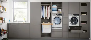 Hauswirtschaftsraum in Grau als Zeile mit Wäscheaufbewahrung