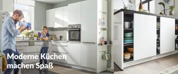 Die Küche besteht aus Küchenschränken, Elektrogeräten und Waschbecken.