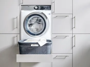 Waschmaschine in ergonomischer Höhe mit vorgebautem Auszug im Hauswirtschaftsraum