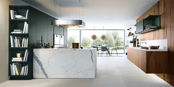Moderne Küche mit Marmorkücheninsel, Lack- und Holzfronten und Einbaugeraeten vor grossem Panoramafenster. 