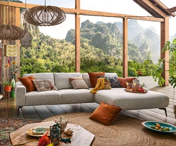 Gemütliches graues Sofa in tropisch eingerichtetem Wohnzimmer