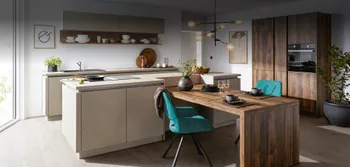 Moderne Inselküche mit stylischen Holzelementen und integriertem Tisch