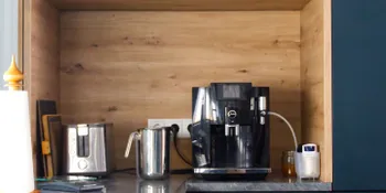 Küchennische aus Holz für Kaffeemaschine