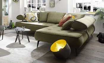 Modernes olivgrünes Sofa in Wohnzimmer