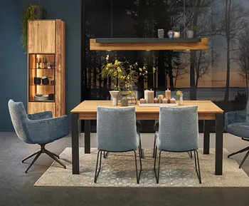 Stylische Esszimmereinrichtung mit graublauen Stühlen und Holzesstisch.