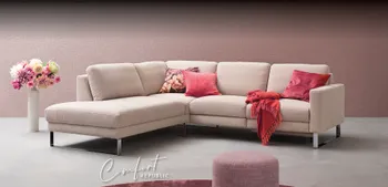 Cremefarbenes Sofa vor rosaHintergrund