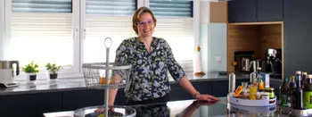 Frau Rösch in ihrer dunkelblauen Küche mit grifflosen Fronten