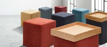 Beistellhocker mit Holzablage in bunten Farben