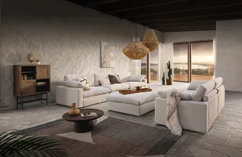 Stylische cremefarbene Sofas in offenem Wohnzimmer mit Panoramafenster.