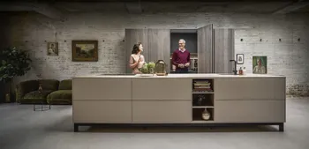 Älteres Paar in grauer Küche
