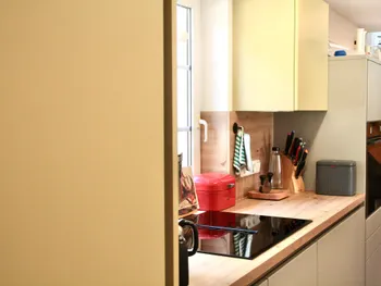 Detailansicht einer gelben Küche