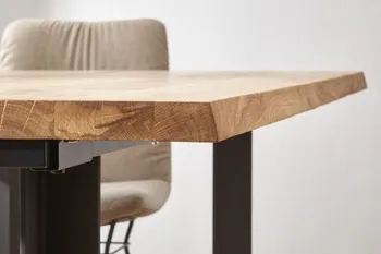 Bild der Tischkante eines Esstisches mit Massivholz Tischplatte.