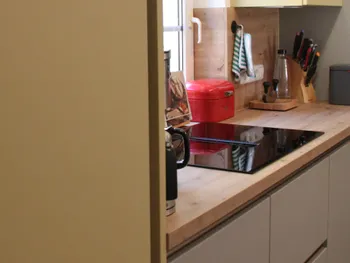 Detailansicht einer gelben Küche