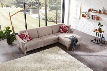 Beiges Ecksofa mit Kopfstütze und Holzfüßen und dazu passendem Hocker.