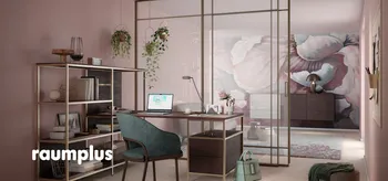 Arbeitszimmer mit gläserner Trennwand in modischer Wohnung