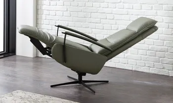 Olivgrüner Relaxsessel aus Leder in Herz-Waage-Position.