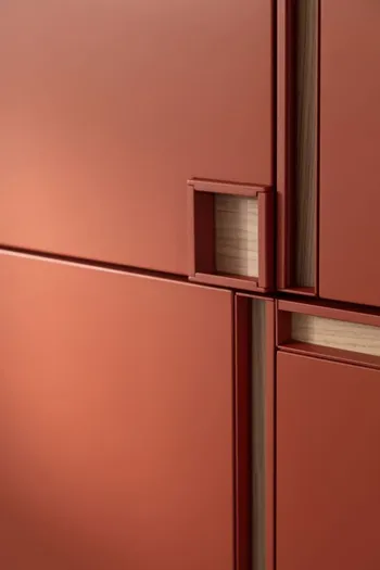 Front eines roten Highboards mit Holz Elementen an den Türen.