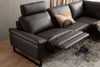 Ecksofa aus Leder in Farbe Mokka, mit schwarzem Metallfuß und ausgeklappter Relaxfunktion und Kopfstütze.