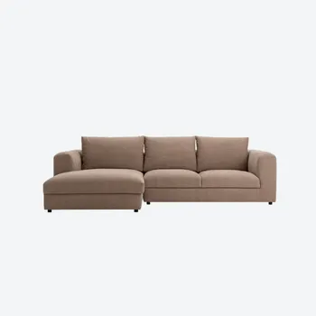 Braunes Ecksofa vor weißem Hintergrund.