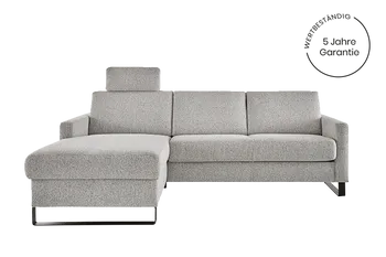 Schlafsofa mit Longchair und ausklappbarer Matratze in hellgrauem Stoff.