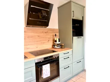 Kochfeld mit Abzug und Küchengeräten