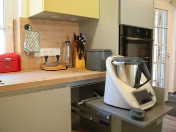 Küpchengeräte in einer gelben Küche