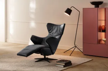 Schwarzer Leder Relaxsessel mit ausgeklappter Fußstütze.