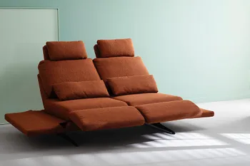 Rostrotes Sofa TOVA von RAUM.FREUNDE mit cleveren Funktionen wie ausklappbaren Fuß-Stützen und Armlehnen