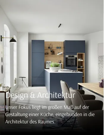 Blaue Loftküche mit angrenzendem Design Esszimmer.