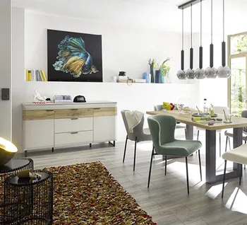 Geräumiges Wohnzimmer mit Kommode