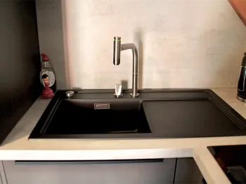 Waschbecken in einer Single-Küche