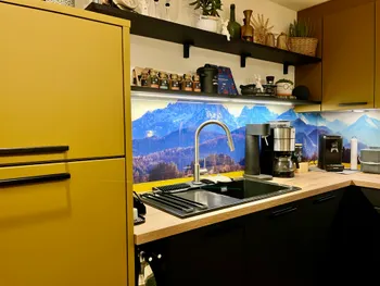 Moderne Küche mit einer farbenprächtigen Nischenverkleidung