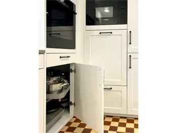 Schränke innerhalb einer Einbauküche