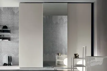 Moderner Design Schiebetürenschrank mit beigen Türen und großem Spiegel in der Mitte.