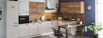 Helle Küchenecke mit Holzfronten