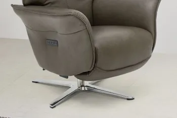 Silberner Fuß eines braungrauen Relaxsessels.