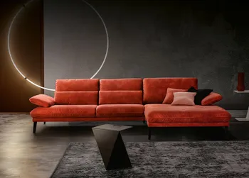 rotes Sofa vor dunklem Hintergrund mit ringförmigem Licht