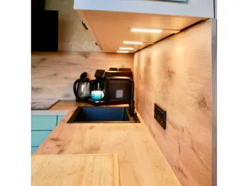 Detailaufnahme der kleinen Küche in Salbeigrün