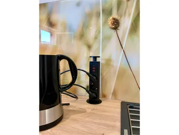 Eine Steckdosenleiste in einer Küche