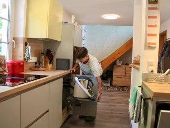 Frau Möwe nutzt Geräte in Ihrer Küche