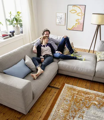 raumfreunde-sofa-juni-hellgrau-wohnzimmer-modern.jpg